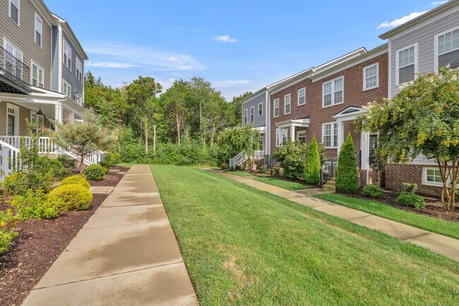 Building Photo - 300 Kara Ln