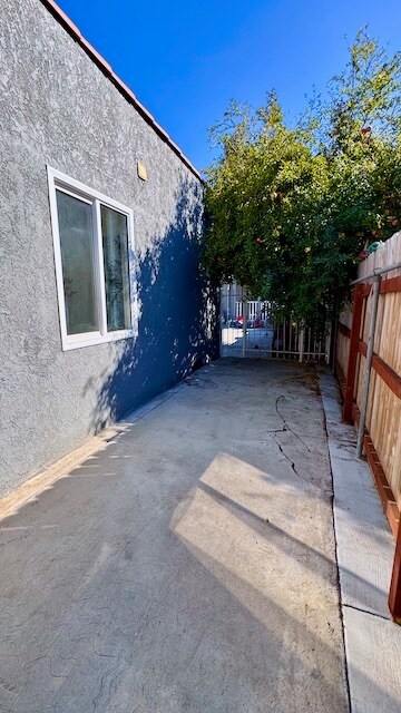 Building Photo - 1026 W 108th St
