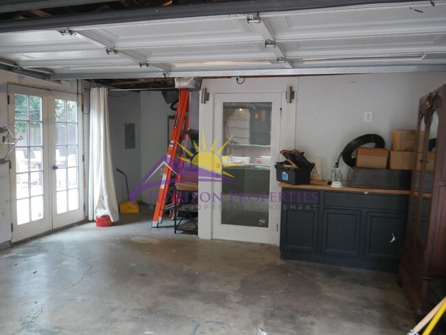 Building Photo - 841 Robertson Way