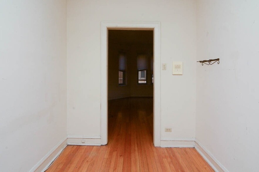 Building Photo - 4327 N Paulina St