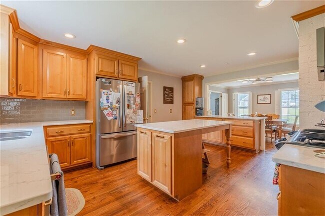 Building Photo - 227 W Lakeshore Dr