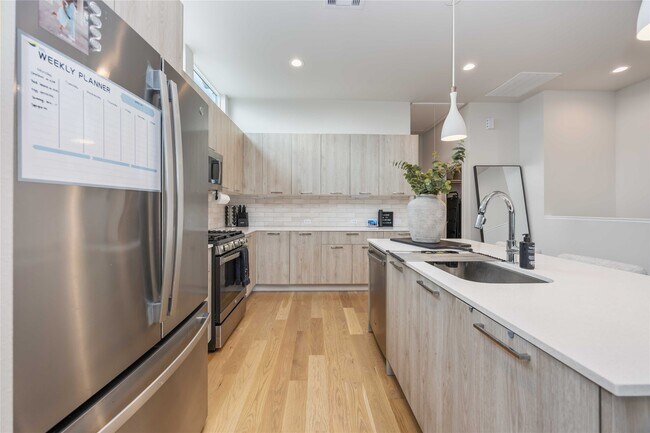 Building Photo - 5310 Suez St