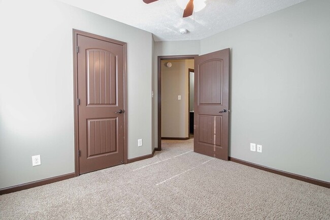 Building Photo - 1450 Raven Rd