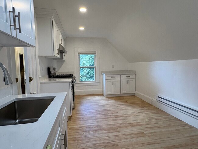 Building Photo - 9 Knapp St