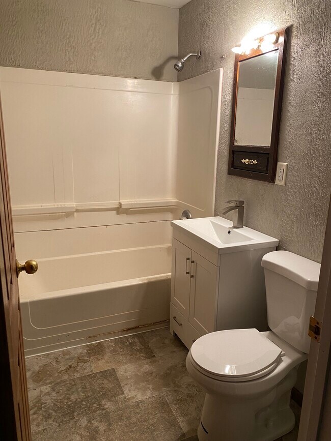 Building Photo - 900 S Marday Ave