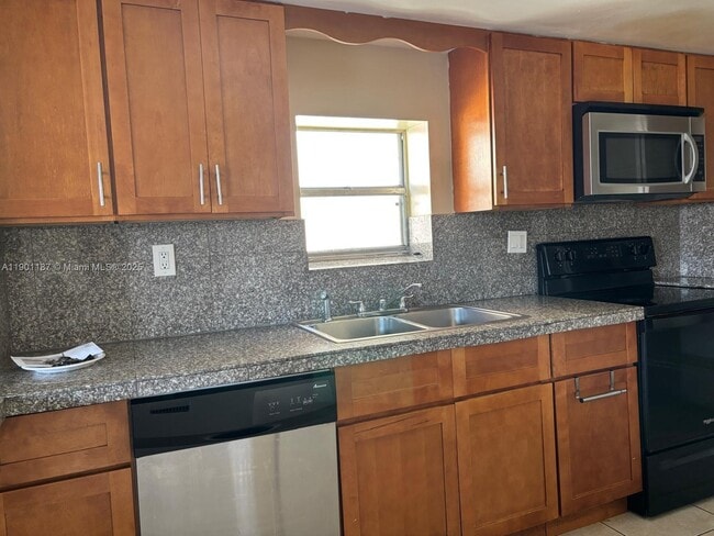 Building Photo - 6541 SW 41st Ct