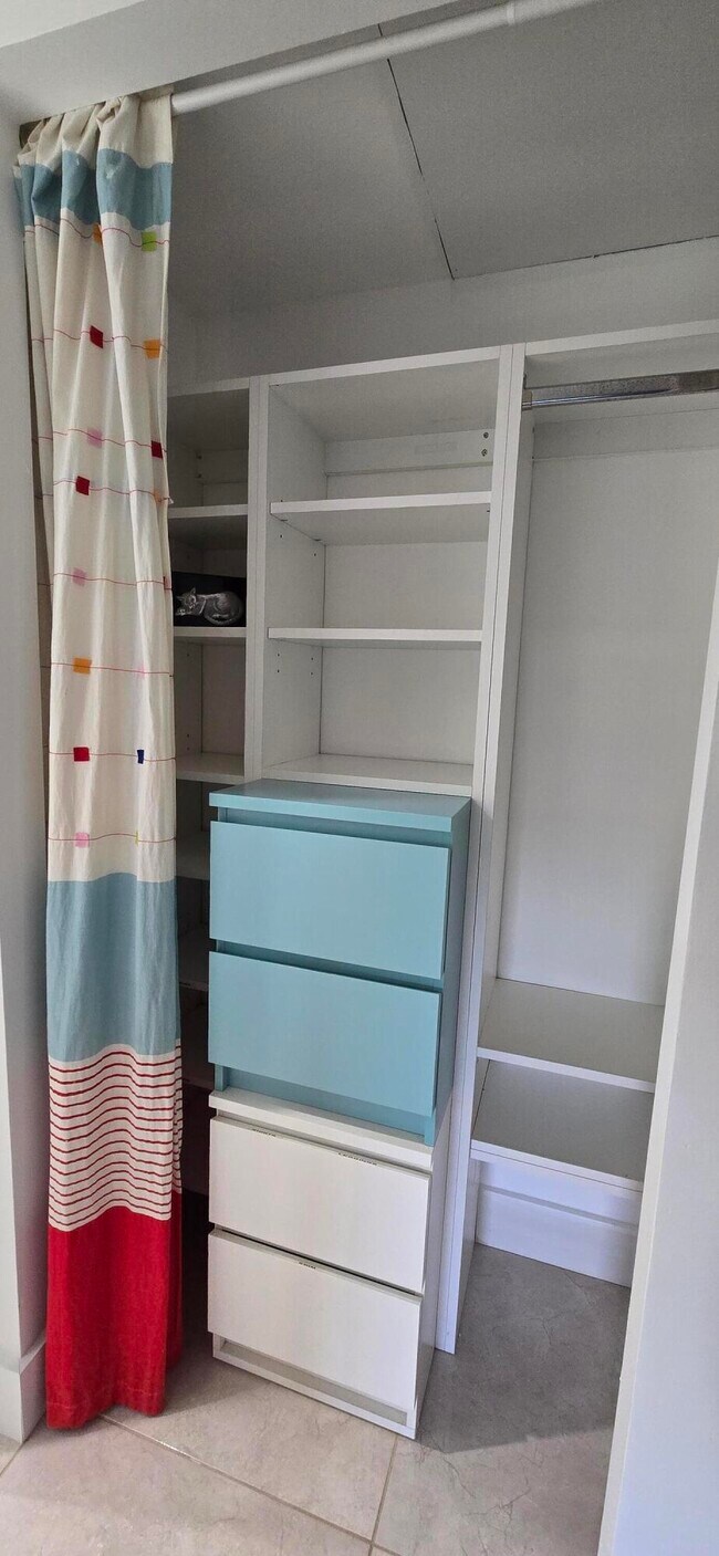 Building Photo - 3300 N Palm Aire Dr