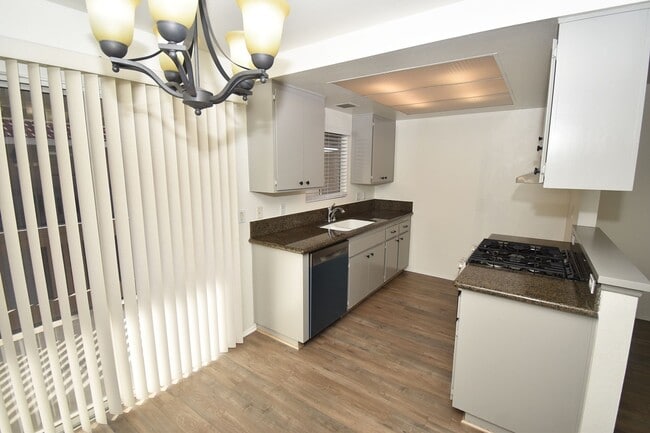 Building Photo - Gorgeous 2 Bedroom Condo