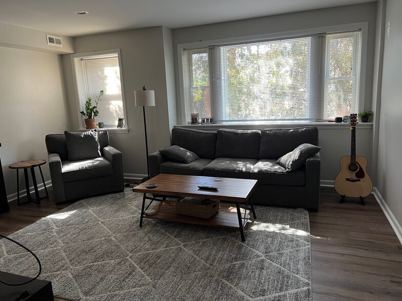Huge living room - 6626 W Devon Ave