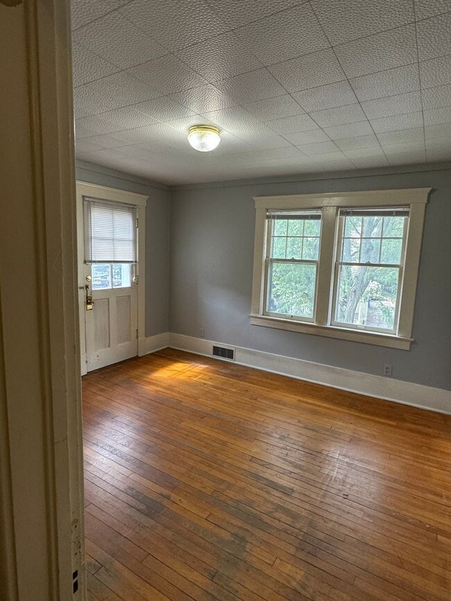 Building Photo - 914 Vaughn St