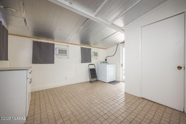 Building Photo - 390 N Silverbell Rd