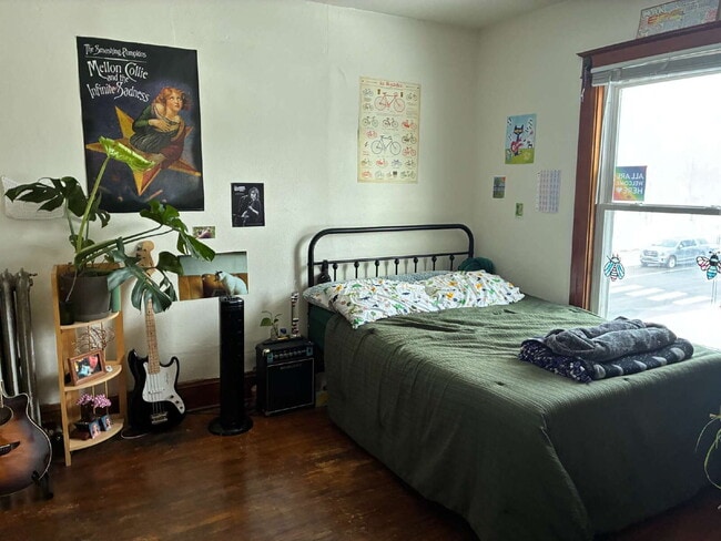 Building Photo - 4 Bed 2 Bath close to UWEC!