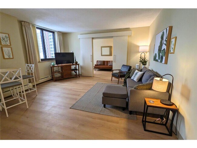 Building Photo - 6500 Woodlake Dr