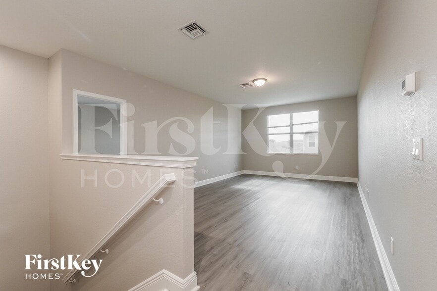 Building Photo - 1183 NW Leonardo Cir