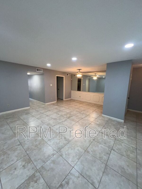 Building Photo - 10379 Briar Forest Dr