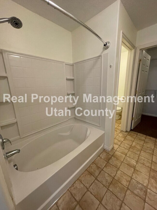 Building Photo - Stunning Townhome in Lehi