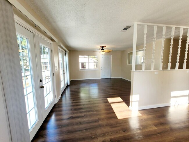 Building Photo - 3 bedroom home with Electric included