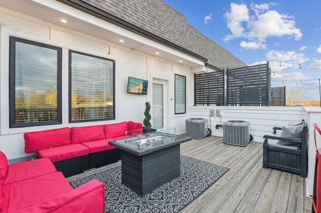 Building Photo - 2135 24th Ave N