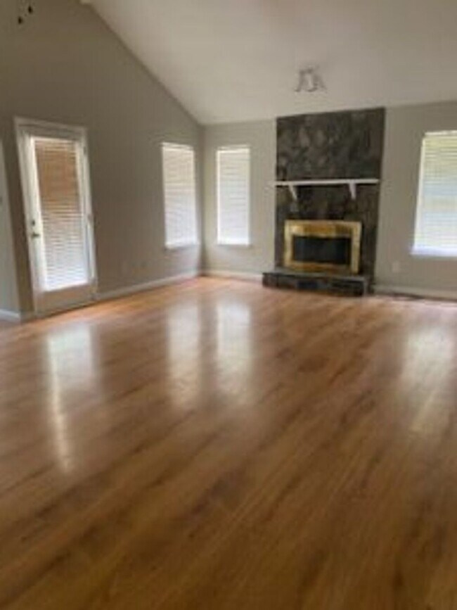 Building Photo - 1010 Salford Pl