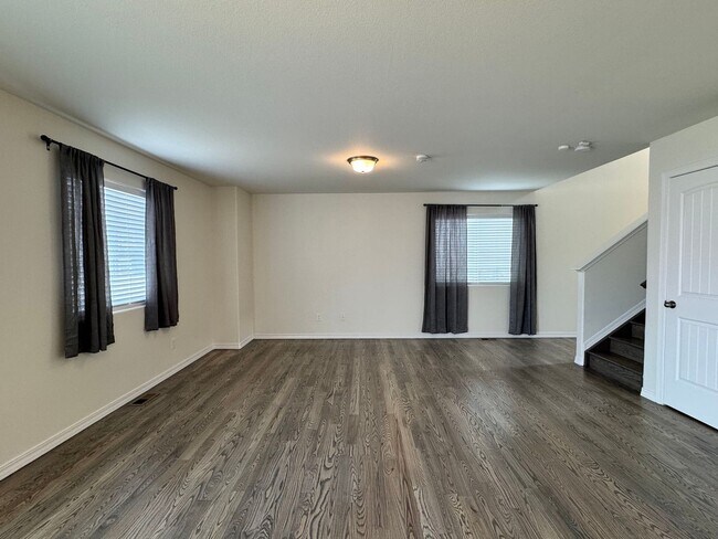 Building Photo - Like new 3 bedroom w/ basement in Enclaves...