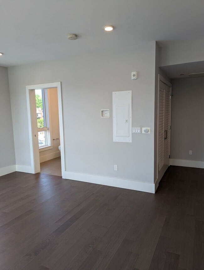 Building Photo - Jamaica Plain spacious studio w/ central a...