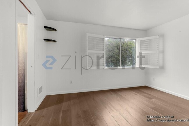 Building Photo - 402 4th Ave.