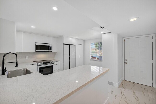 Building Photo - 14375 Strathmore Ln