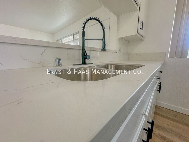 Building Photo - 1080 St Louis Ave