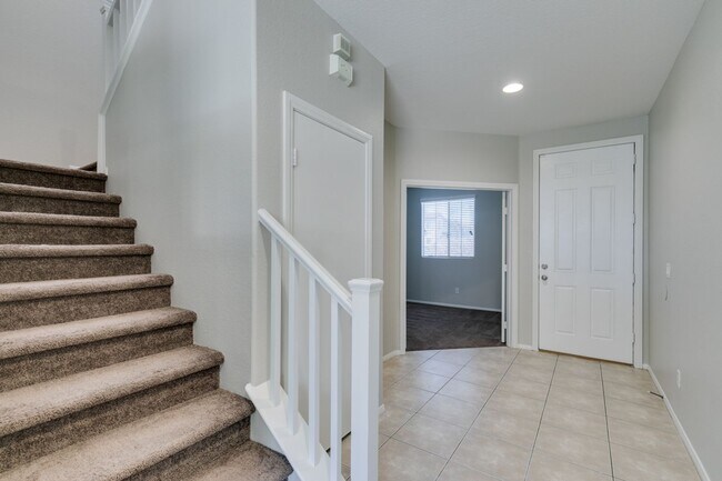 Building Photo - 3 bedroom + Den! Ready for immediate move ...