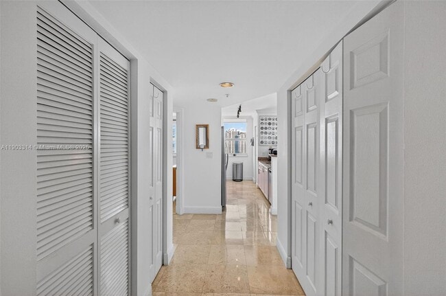 Building Photo - 1155 Brickell Bay Dr