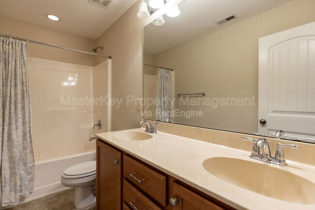 Building Photo - 4020 Vallonia Dr