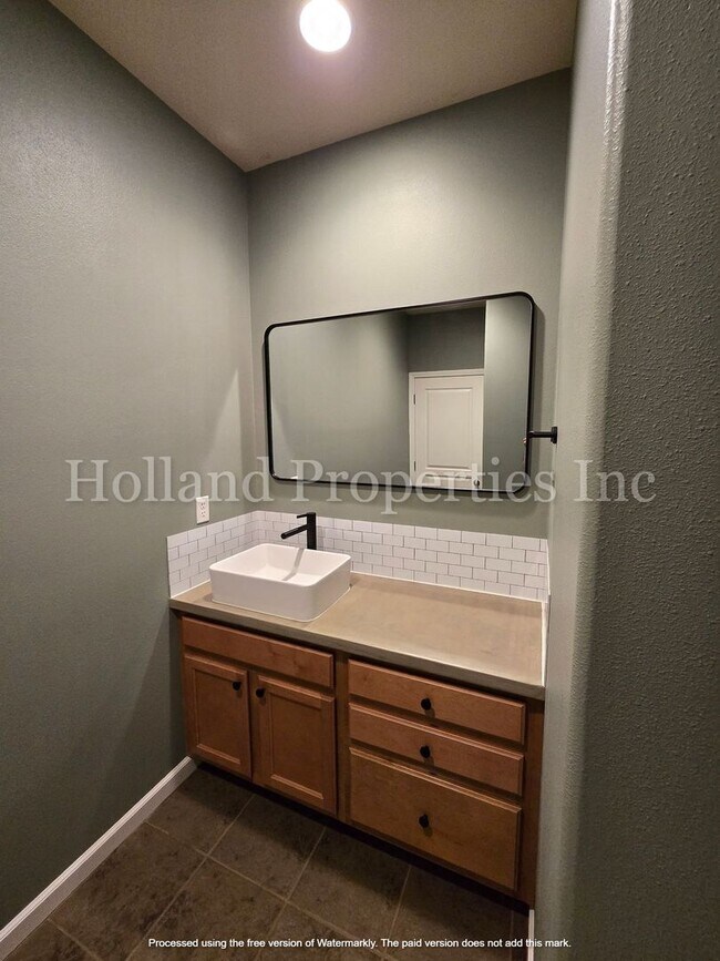 Building Photo - Modern Comfort Meets Prime Beaverton Living