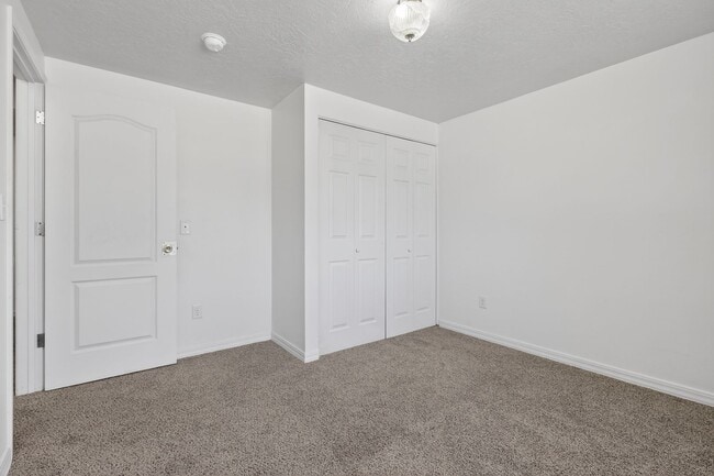 Building Photo - HUGE 6 bed 3 bath Home in Pocatello