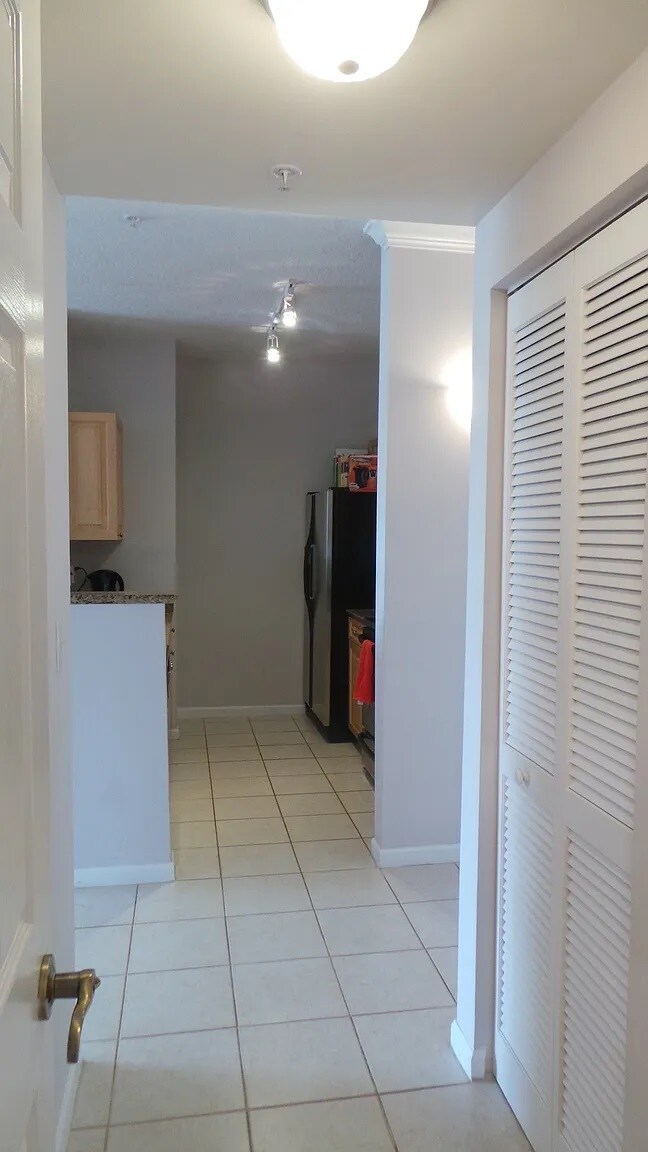 Building Photo - 580 S Sapodilla Ave