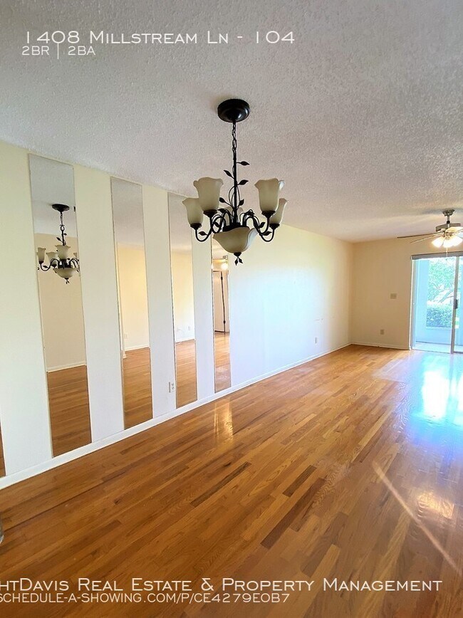 Building Photo - Lake Tiffany of Dunedin Offers 2/2!