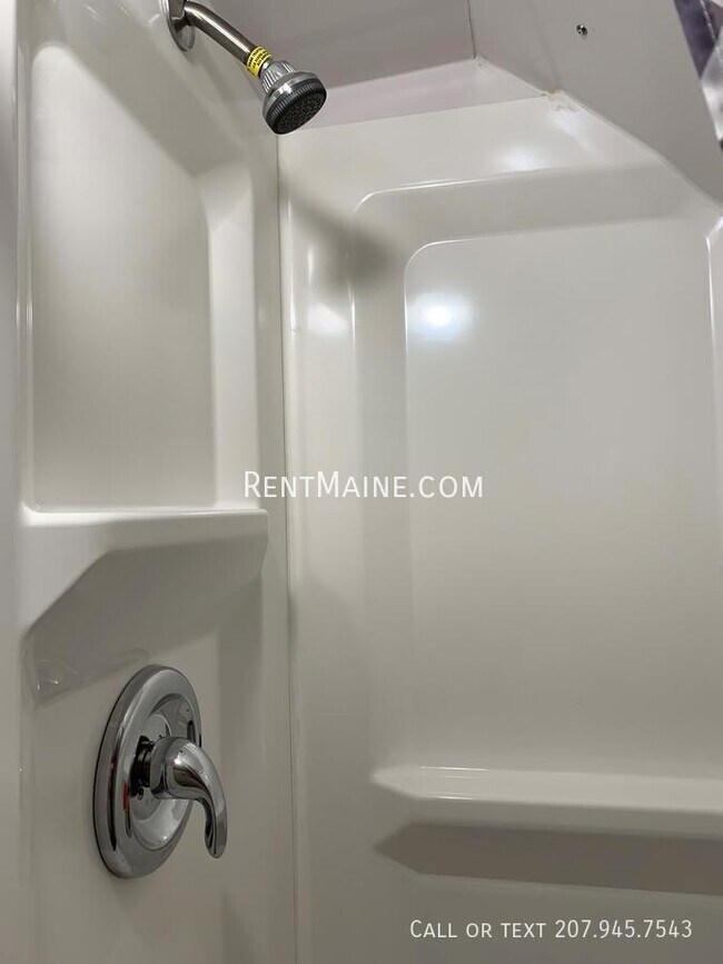 Building Photo - 204 Maple St