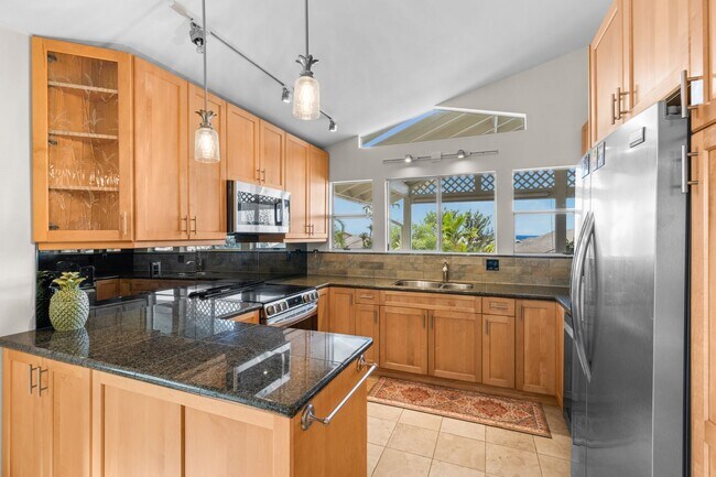 Building Photo - Furnished Home Close to Town