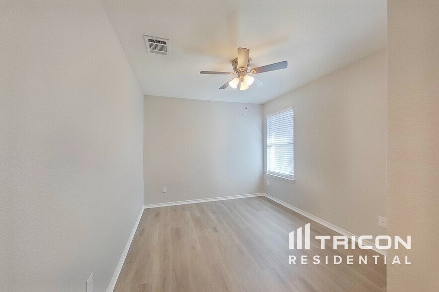 Building Photo - 881 Darst Dr