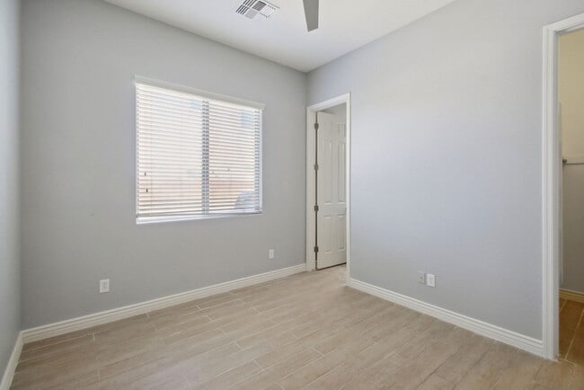 Building Photo - 4 Bedroom + Den Single Family in Peoria