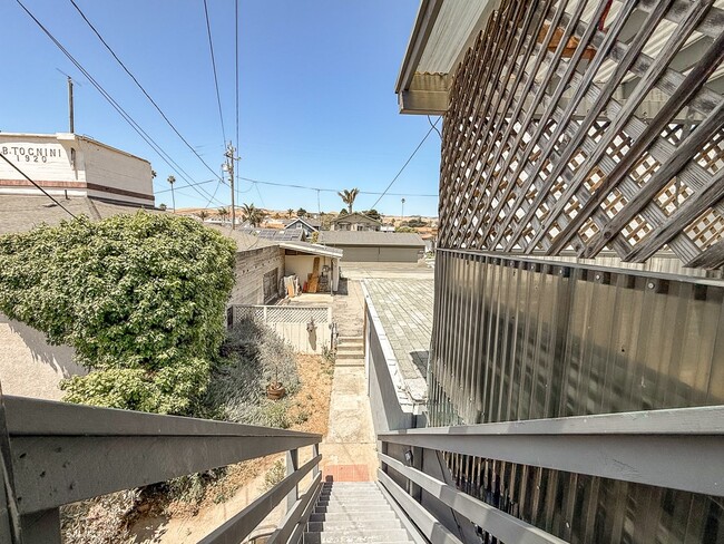 Building Photo - 158 N Ocean Ave