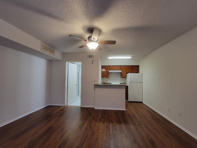 Building Photo - 9809 Walnut St