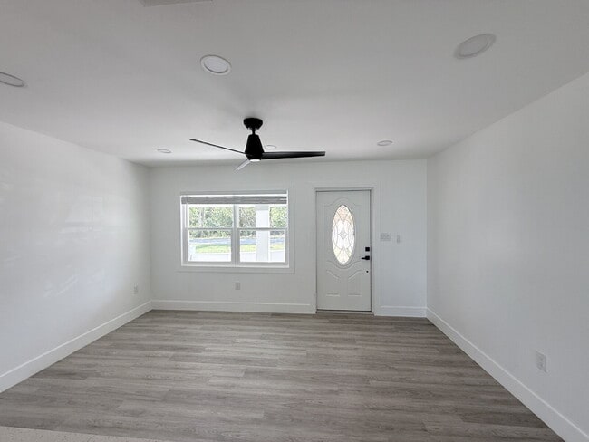 Building Photo - 4-bedroom, 2-bathroom