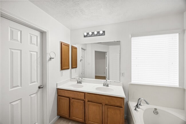 Building Photo - 5427 Stonegate Dr
