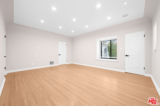 Building Photo - 260 S La Peer Dr