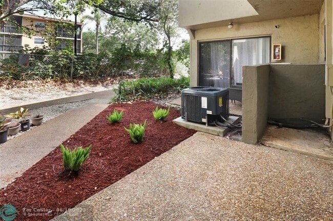 Building Photo - 2590 Coral Springs Dr