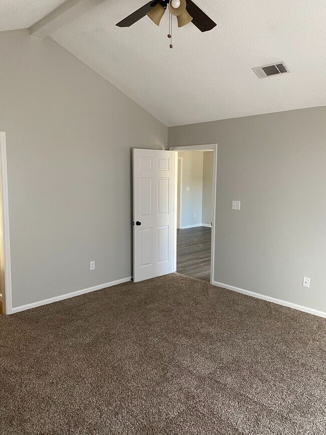 Building Photo - Spacious 3BR/2BA Home with Open Floor Plan, Granite Countertops & Fenced Backyard