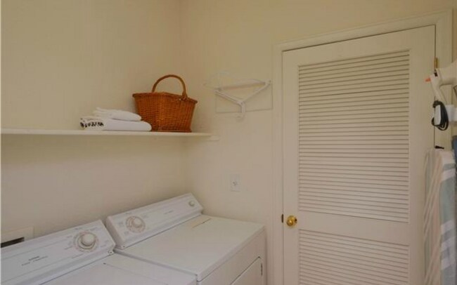 Building Photo - 2436 Syracuse St