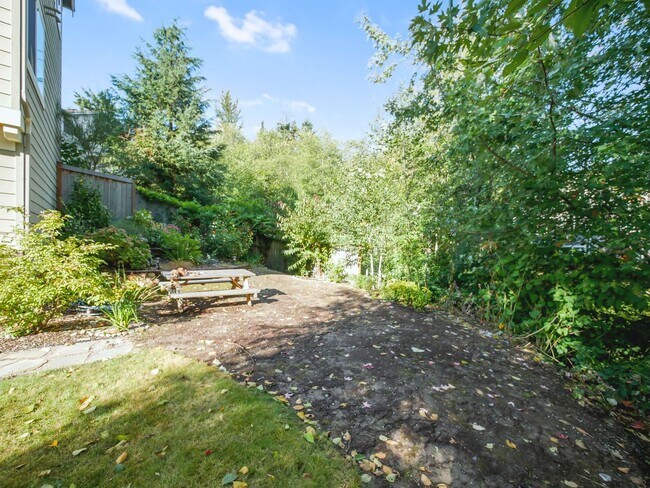 Building Photo - 3 Bed, 2.5 Bath Beautiful Single-family Av...