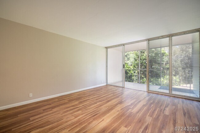 Building Photo - 2 Bed 1 Bath in Waikalani Woodlands