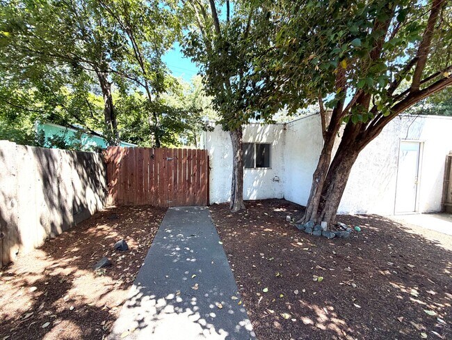 Building Photo - 615 11th St